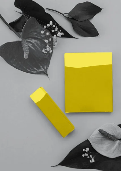 Colores del año 2021: Ultimate Gray e Iluminante concepto amarillo —  Fotos de Stock