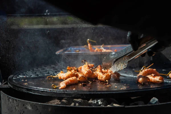 Um cozinheiro profissional prepara camarões — Fotografia de Stock