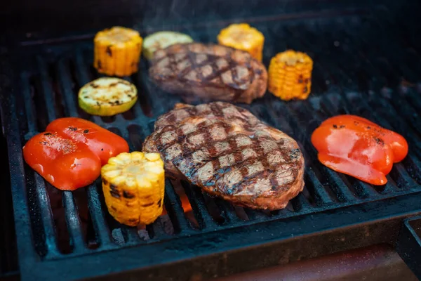 Steki wieprzowe na grillu — Zdjęcie stockowe