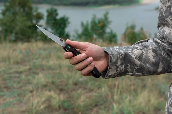 En man med kniv i skogen. — Stockfoto