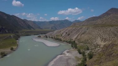 Altai dağlarında Katun ve Chuya nehirlerinin birleşimi