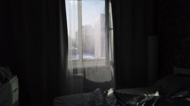 Вентиляція спальні взимку — стокове відео