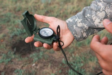 Elinde pusula olan bir adam.