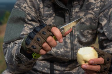 Ormanda bıçaklı bir adam..