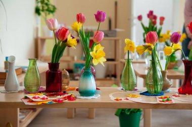 Bahar tatili kavramı, kadınlar günü veya Montessori okulunda anneler günü.