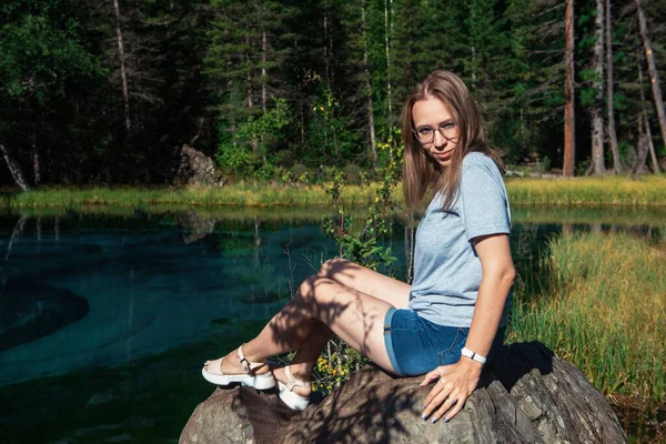 Женщина отдыхает на горном озере летом — стоковое фото