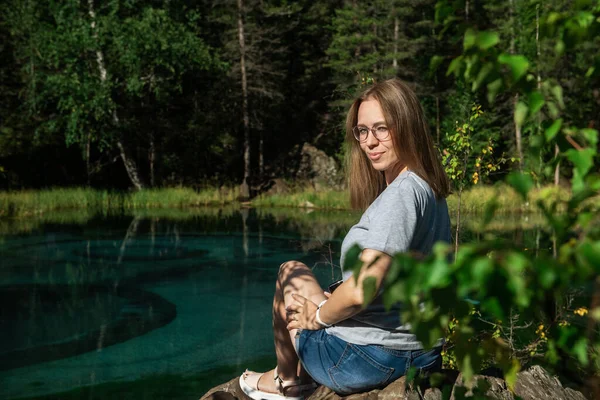 夏天在高山湖中休息的女人 — 图库照片