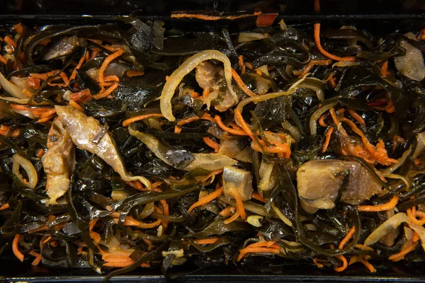 Chuka Wakame Laminaria Algensalat mit Fisch — Stockfoto