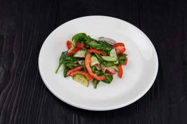 Taze sebze salatası.