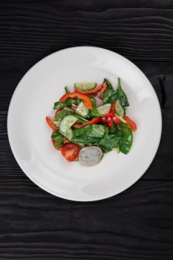 Taze sebze salatası.