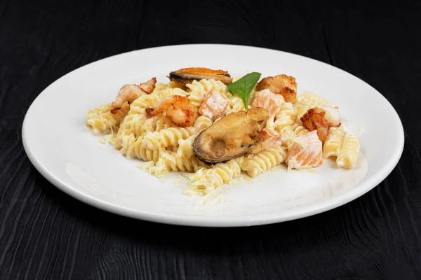 Seafood Pasta with mussels salmon and shrimps — Stock Photo, Image