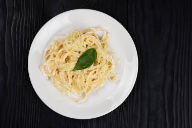 Soslu makarna ve fesleğen.