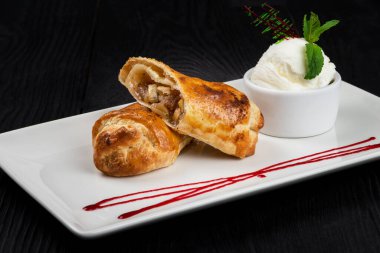 Vanilyalı dondurmalı elmalı turta.