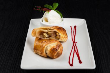 Vanilyalı dondurmalı elmalı turta.