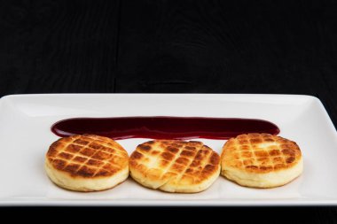 Böğürtlenli süzme peynirli krep.