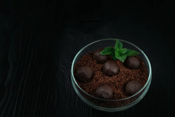 초콜릿 쿠키와 초콜릿 조각을 곁들인 초콜릿 디저트 — 스톡 사진