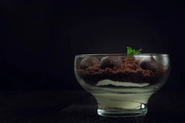 Choklad dessert av kakor med bitar av choklad — Stockfoto