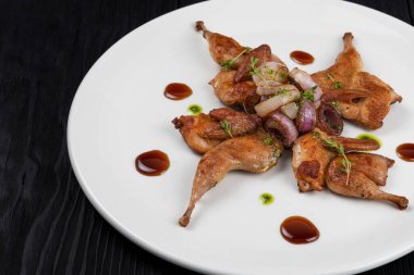 Sebzeli kızarmış bıldırcın.