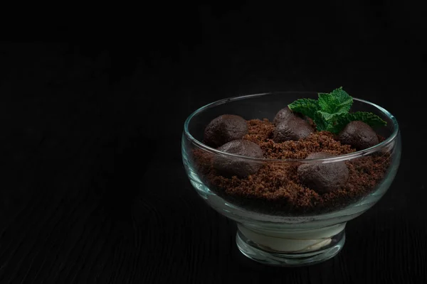 Postre de chocolate de galletas con trozos de chocolate —  Fotos de Stock