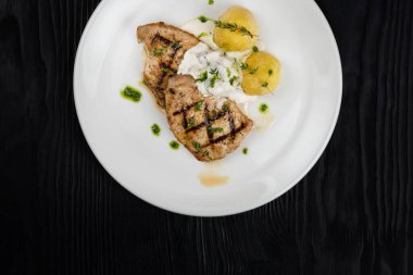 Yanında ızgara domuz eti.