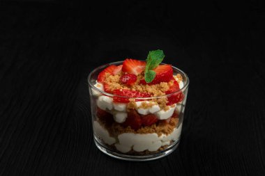 Çilekli kurabiye ve kremalı tatlı.