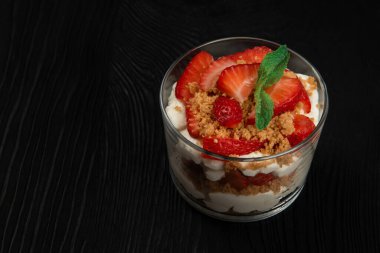 Çilekli kurabiye ve kremalı tatlı.