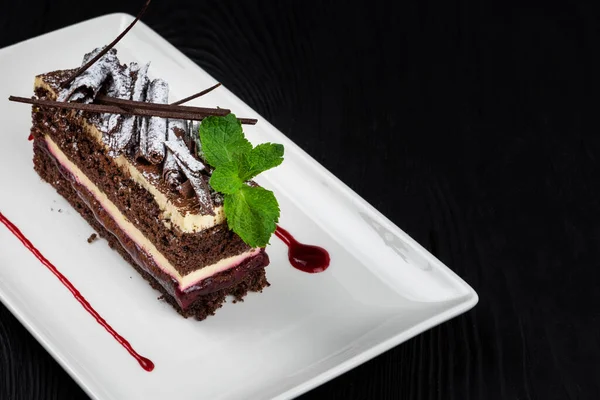 Talerz z kawałkiem pysznego ciasta czekoladowego — Zdjęcie stockowe