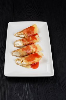 Kremayla doldurulmuş krepler.