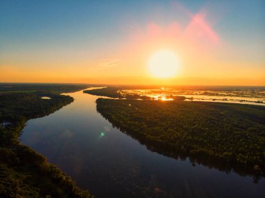 Güneşli yaz akşamında nehir manzarasının hava aracı görüntüsü