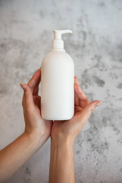 Kvinna hand med vita krämflaskor — Stockfoto