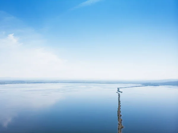 Letecký bezpilotní pohled na mořskou krajinu se silnicí — Stock fotografie