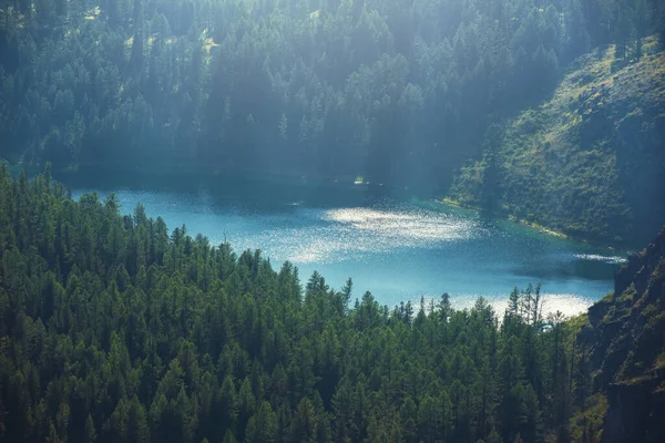 Lago Salvaje en las montañas de Altai — Foto de Stock