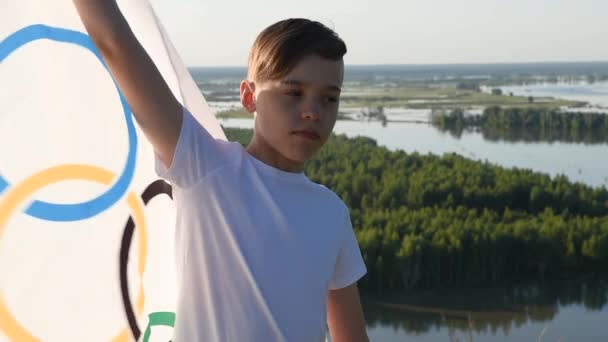 Junge schwenkt Fahne bei den Olympischen Spielen im Freien — Stockvideo
