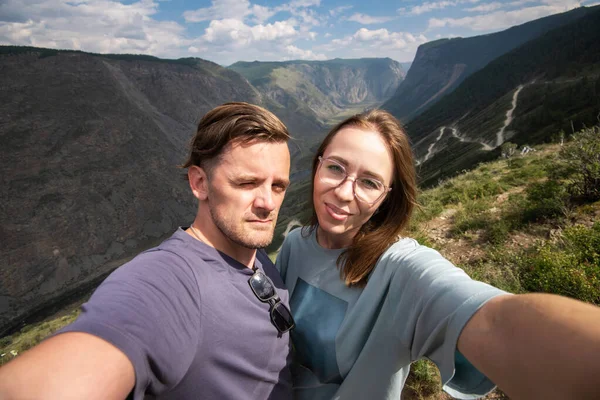 Couple selfie sur le sommet de la montagne Altaï — Photo