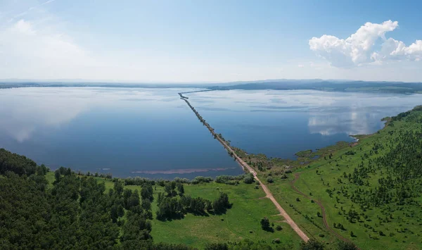 Vista aérea de drones del paisaje marino con carretera —  Fotos de Stock