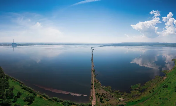 Vista aérea do drone da paisagem do mar com estrada — Fotografia de Stock
