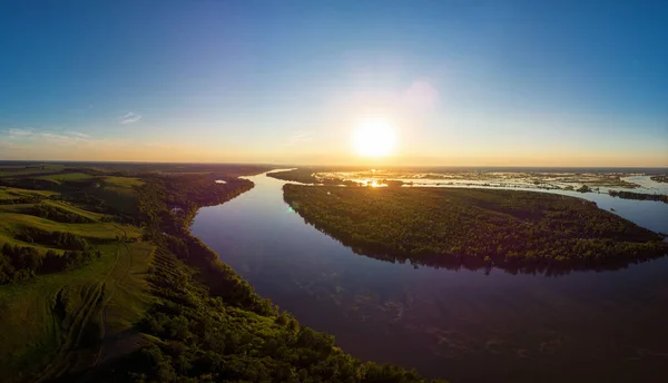 Aerial drone widok krajobrazu rzeki w słoneczny letni wieczór — Zdjęcie stockowe