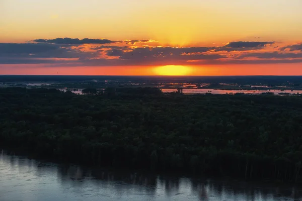Воздушный беспилотный вид на речной пейзаж в солнечный летний вечер — стоковое фото