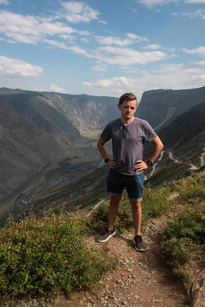 Человек на вершине горы Алтай — стоковое фото