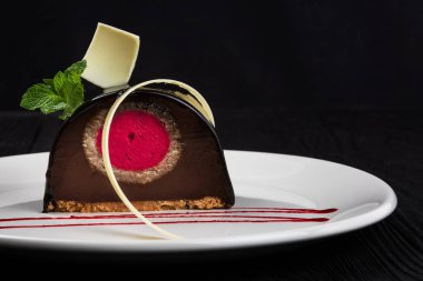 Nefis çikolatalı pasta. Yakın plan.