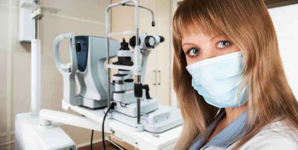 Kvinnlig läkare däggläkare eller radiolog på kliniken — Stockfoto