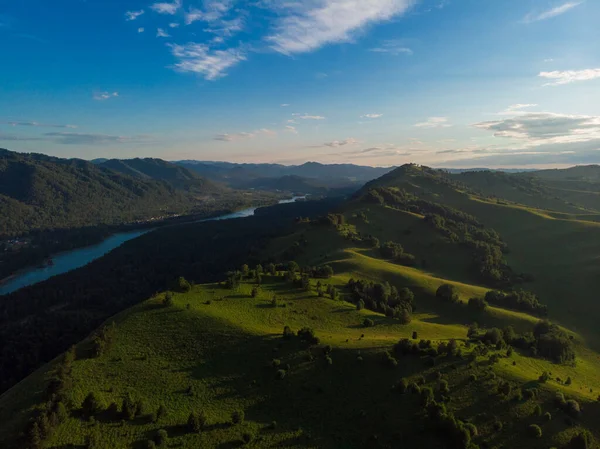 Drone aéreo tiro de madrugada de beleza no pico — Fotografia de Stock