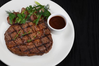 Izgara siyah angus bifteği.