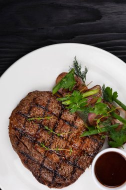 Izgara siyah angus bifteği.