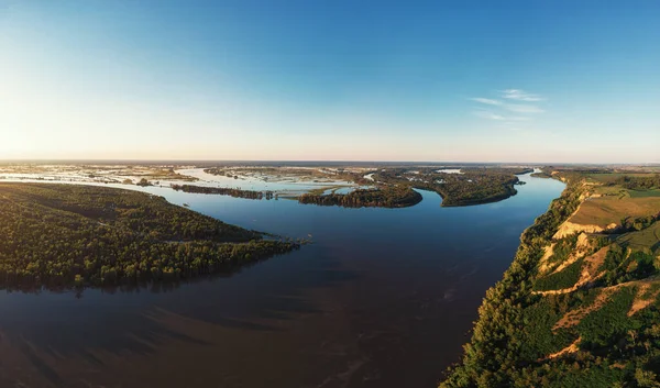Veduta aerea drone del paesaggio fluviale in soleggiata serata estiva — Foto Stock