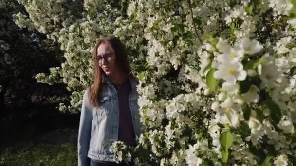 Краса жінка насолоджується природою у весняному яблучному саду — стокове відео