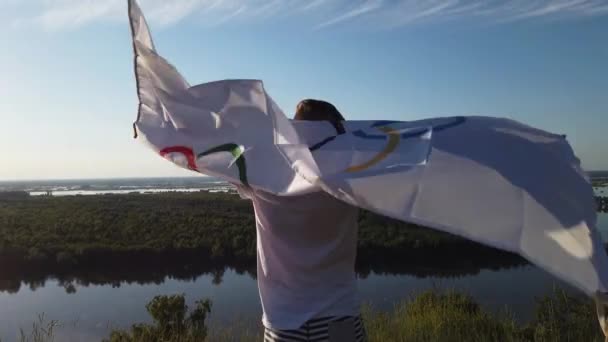 Niño ondeando bandera de los Juegos Olímpicos al aire libre — Vídeo de stock