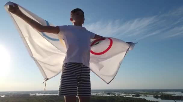 Garçon agitant drapeau les Jeux Olympiques en plein air — Video