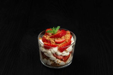 Çilekli kurabiye ve kremalı tatlı.