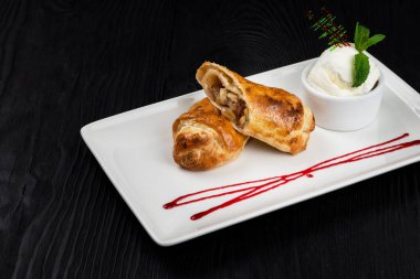 Vanilyalı dondurmalı elmalı turta.